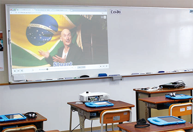 英語教室「新世代学習空間」の机上には生徒用端末が1台ずつ設置されている