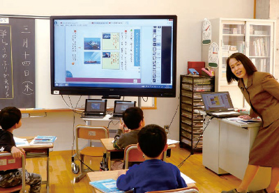 デジタル教科書と電子黒板で児童の困りを支援する