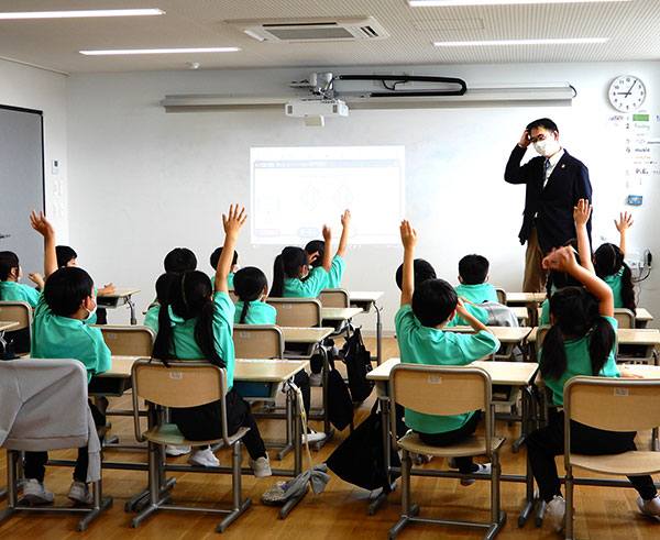 毎日の端末活用を積極的に行っており、全員の前で説明する機会が増えた