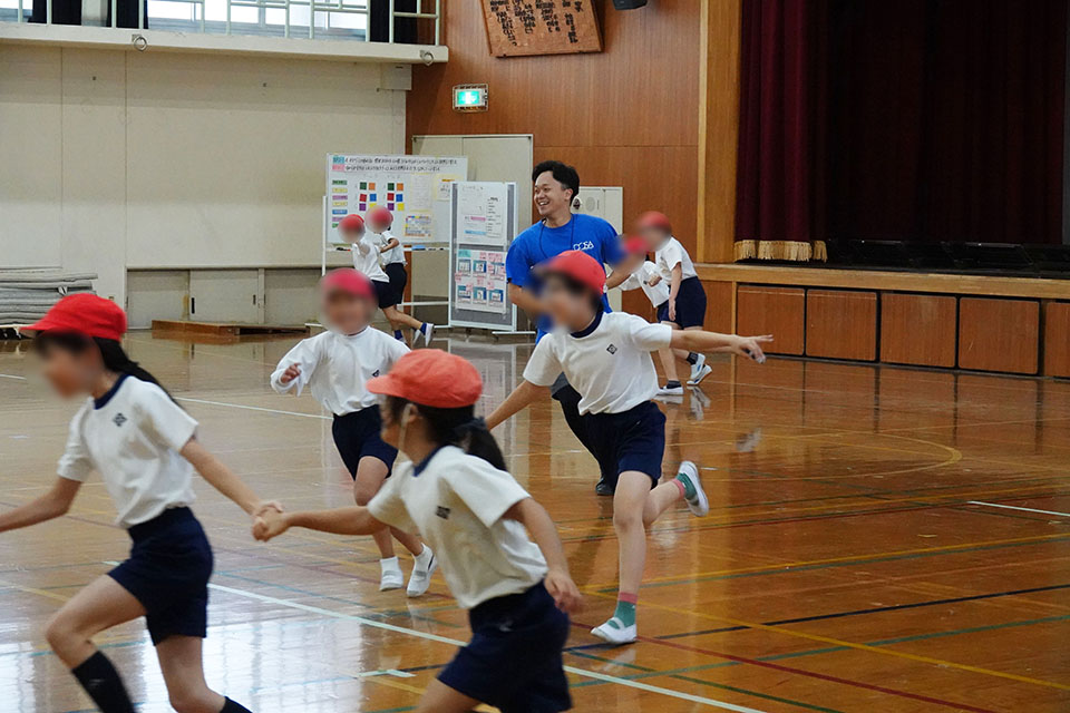 2人1組でおにごっこ。ペアで手をはなしてはいけません。