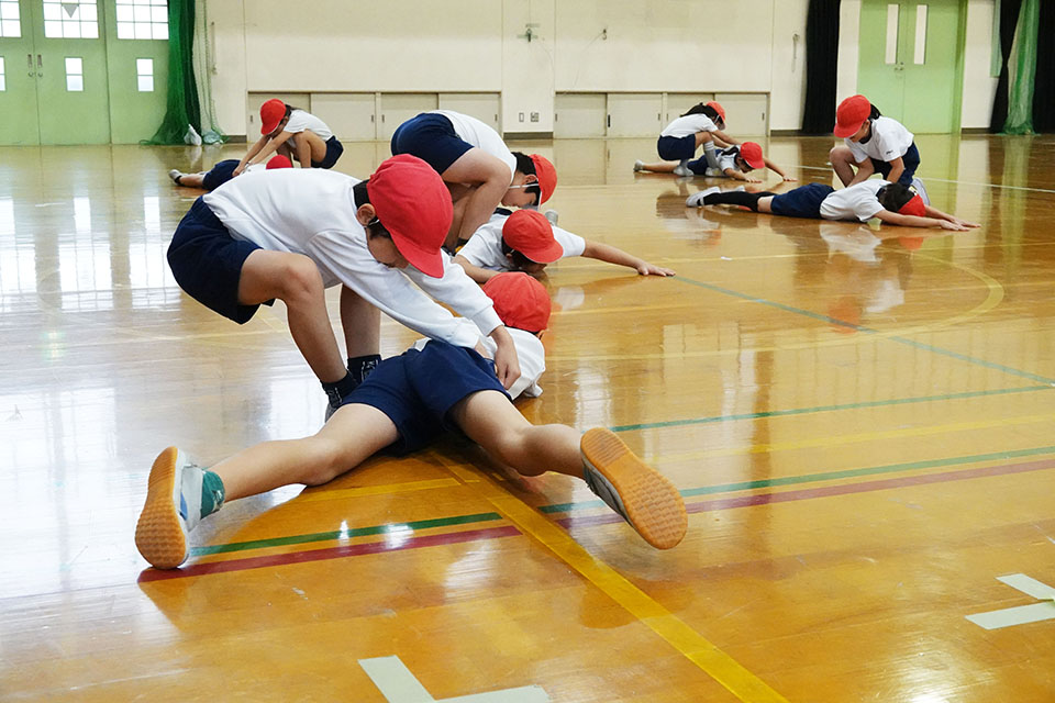 児童が行う魚裏返しゲーム