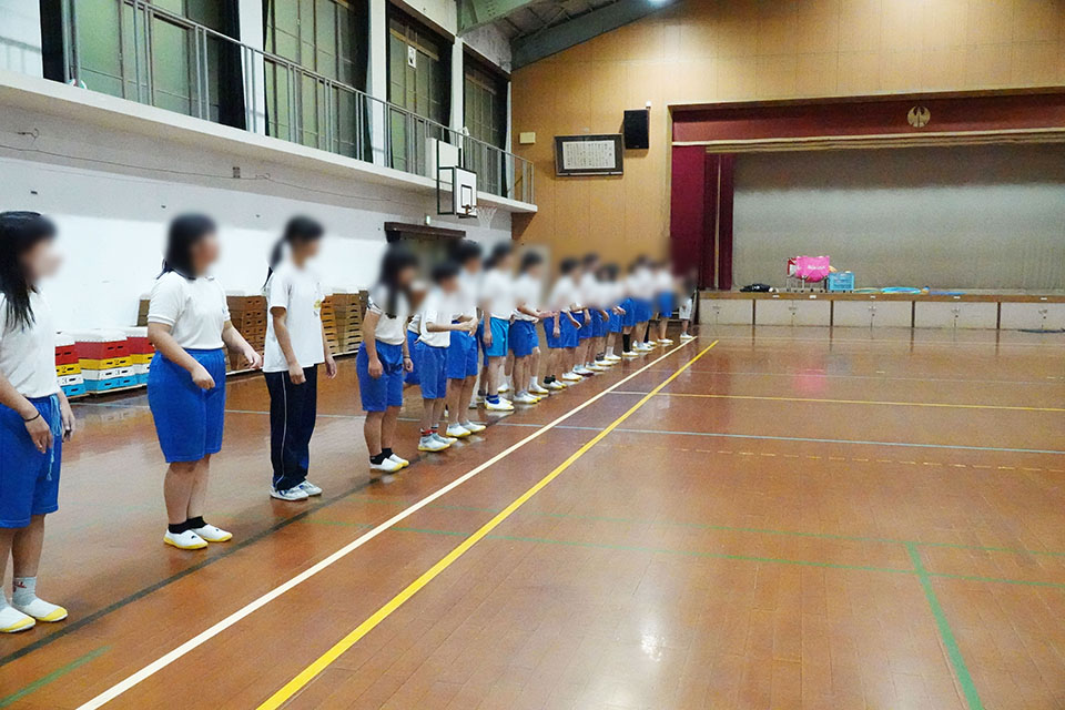 人気の信号ゲーム。初めは横一列に並びます。