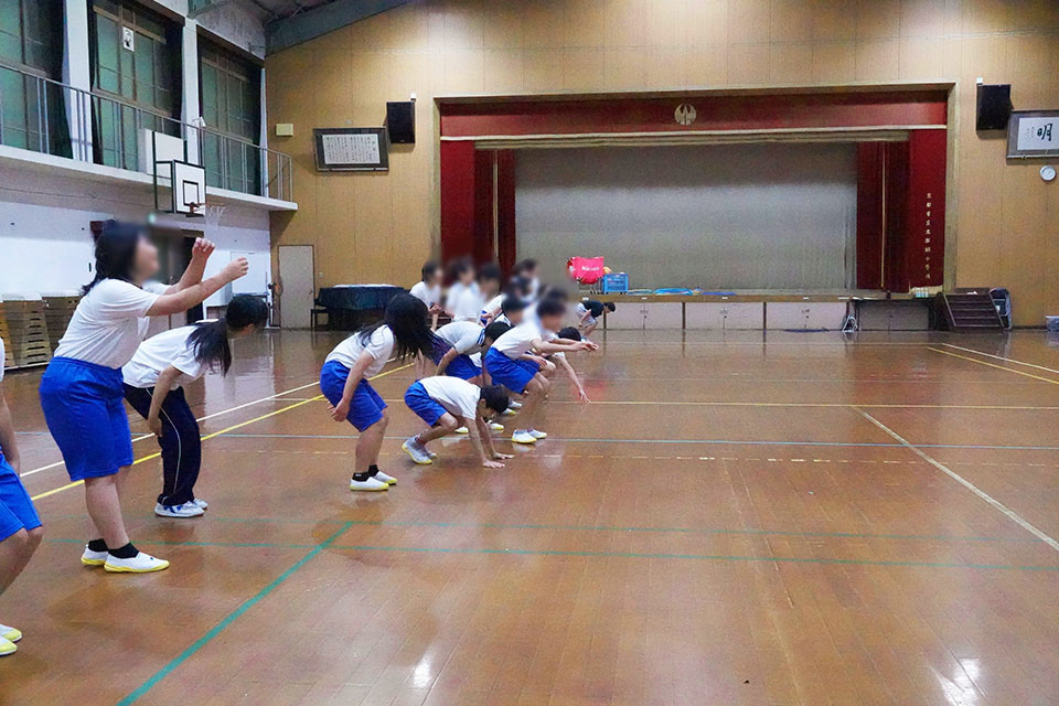 色は青！ジャンプして前に進みます。