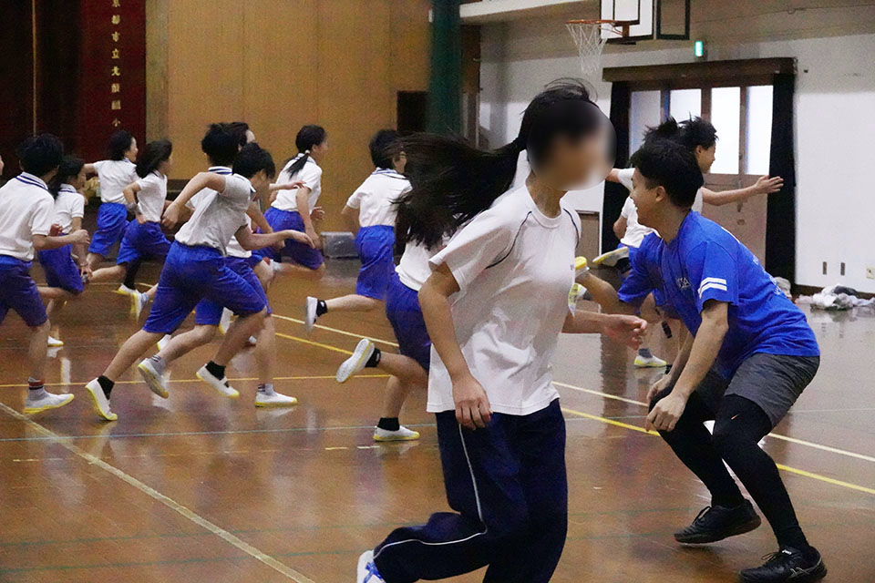 前や後ろに進んだ先には、鬼役の那須さんが登場！