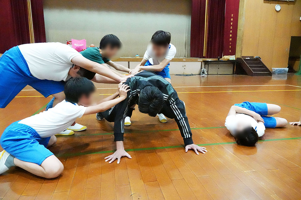 先生を動かそうとするけれど・・・動かない。